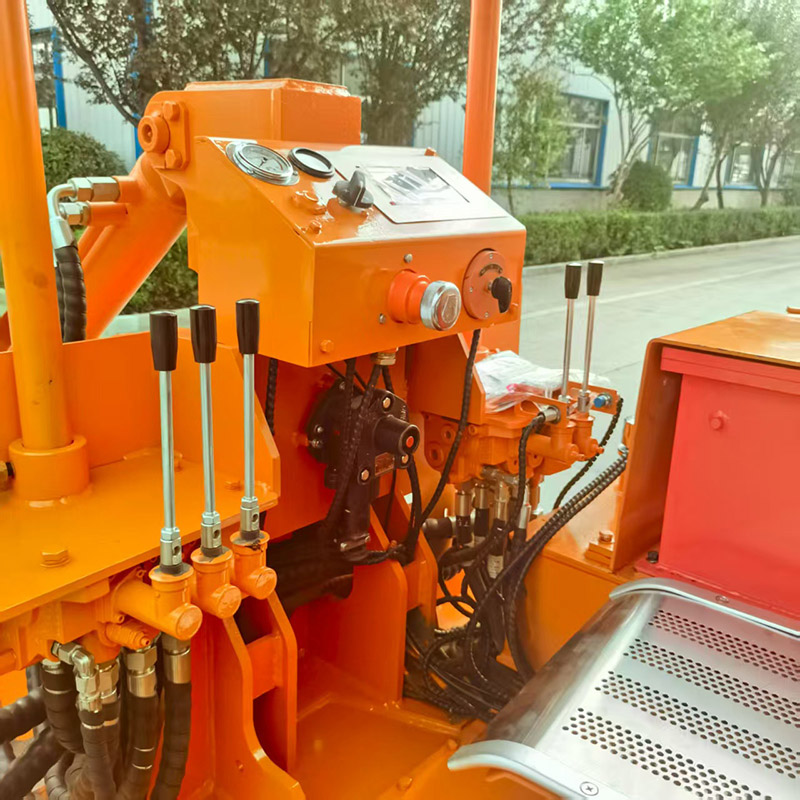 Máy bốc dỡ đá bên hông mỏ than