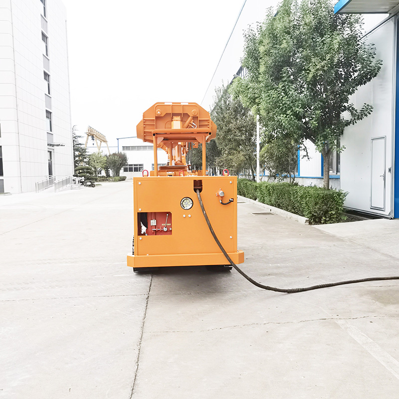 Погрузчик камня с боковой разгрузкой и дистанционным управлением