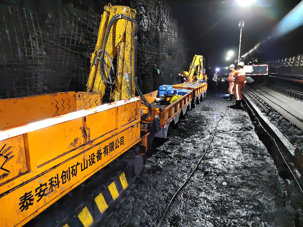 รถขนส่งตีนตะขาบใต้ดิน