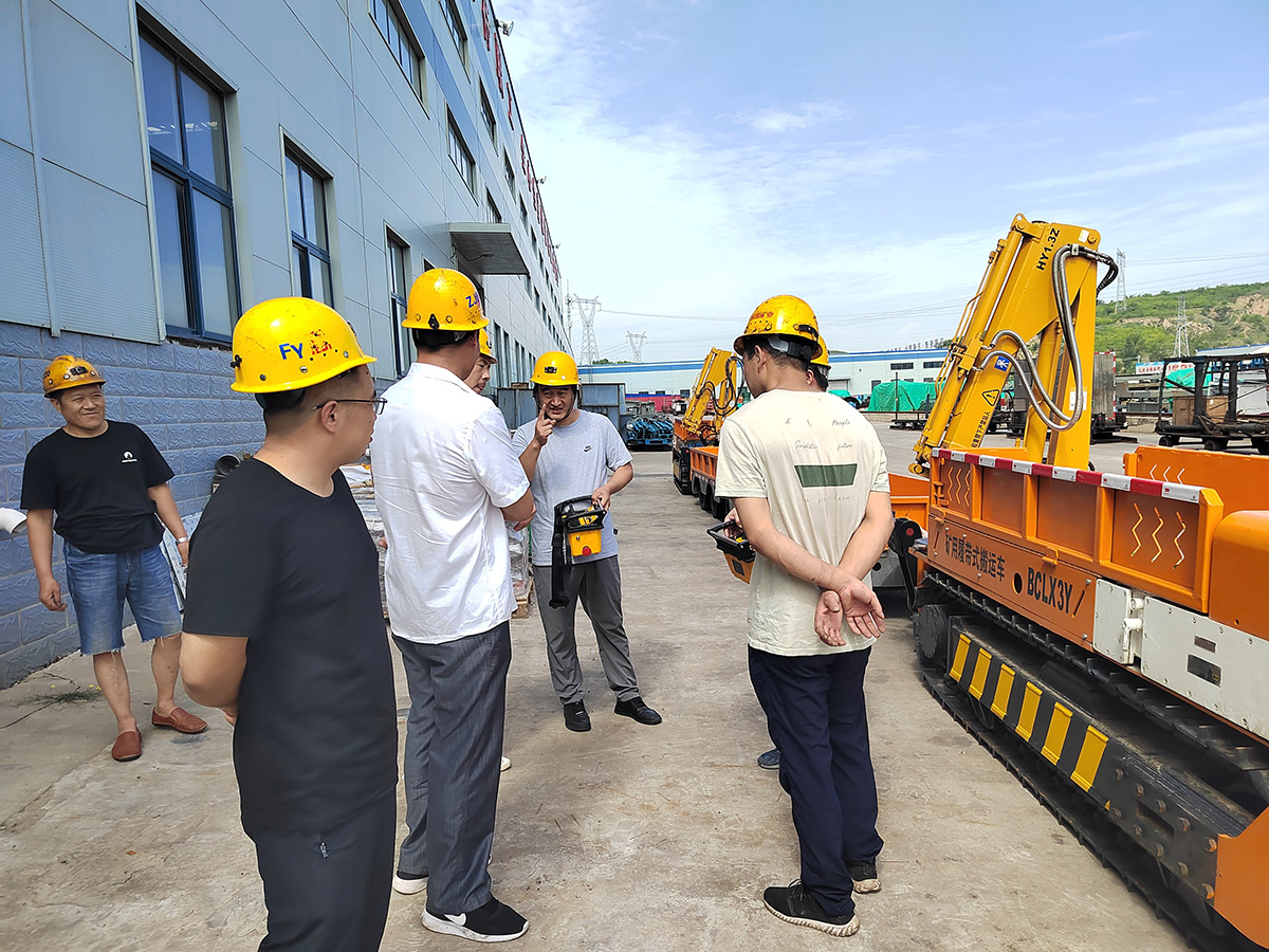 รถขนส่งตีนตะขาบใต้ดิน