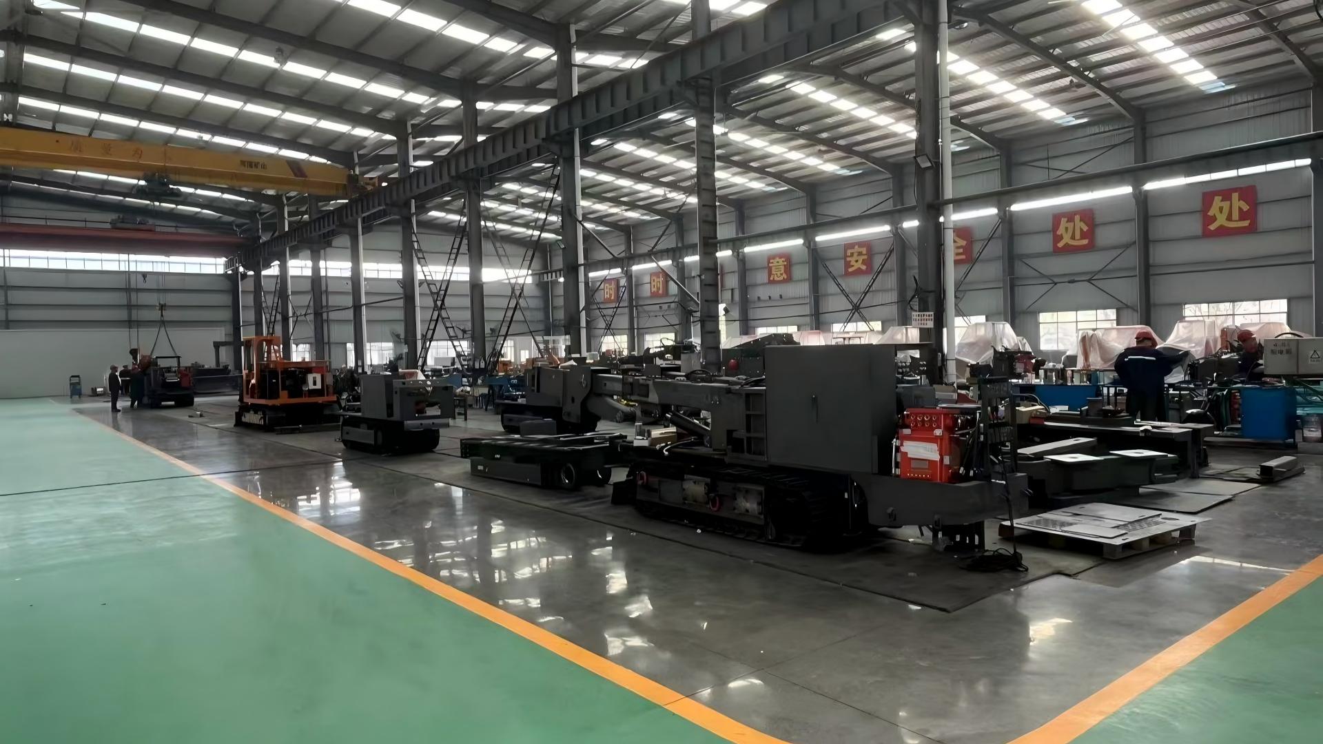 Máy bốc dỡ đá bên hông mỏ than