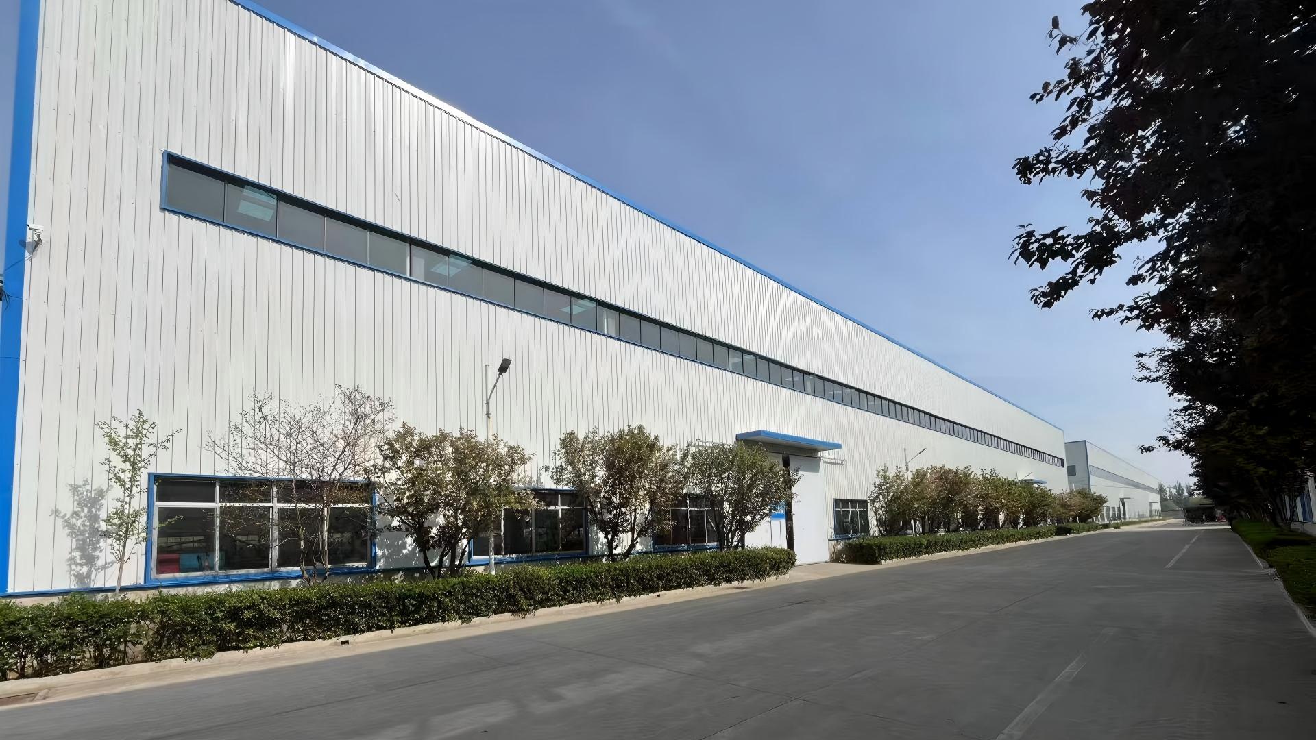 Máy bốc dỡ đá bên hông mỏ than