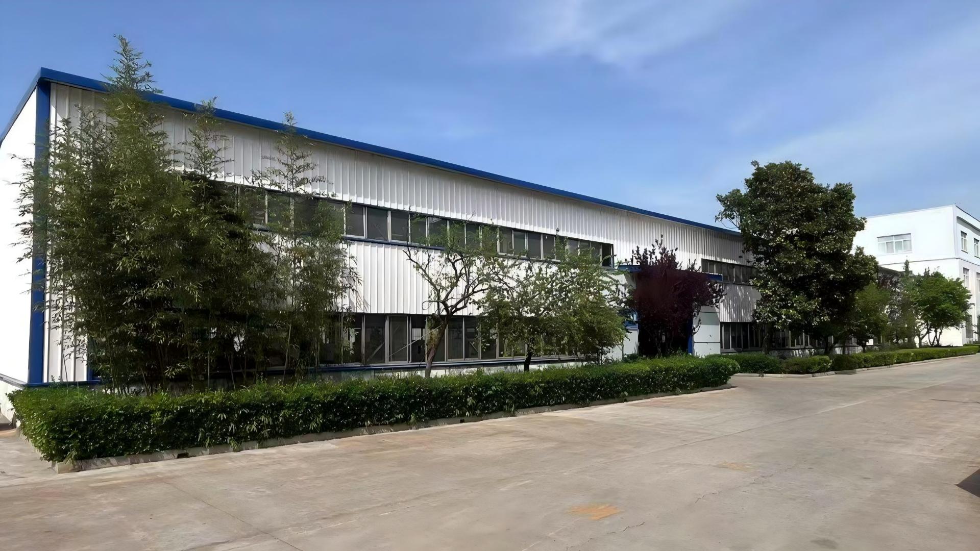 Máy bốc dỡ đá bên hông mỏ than