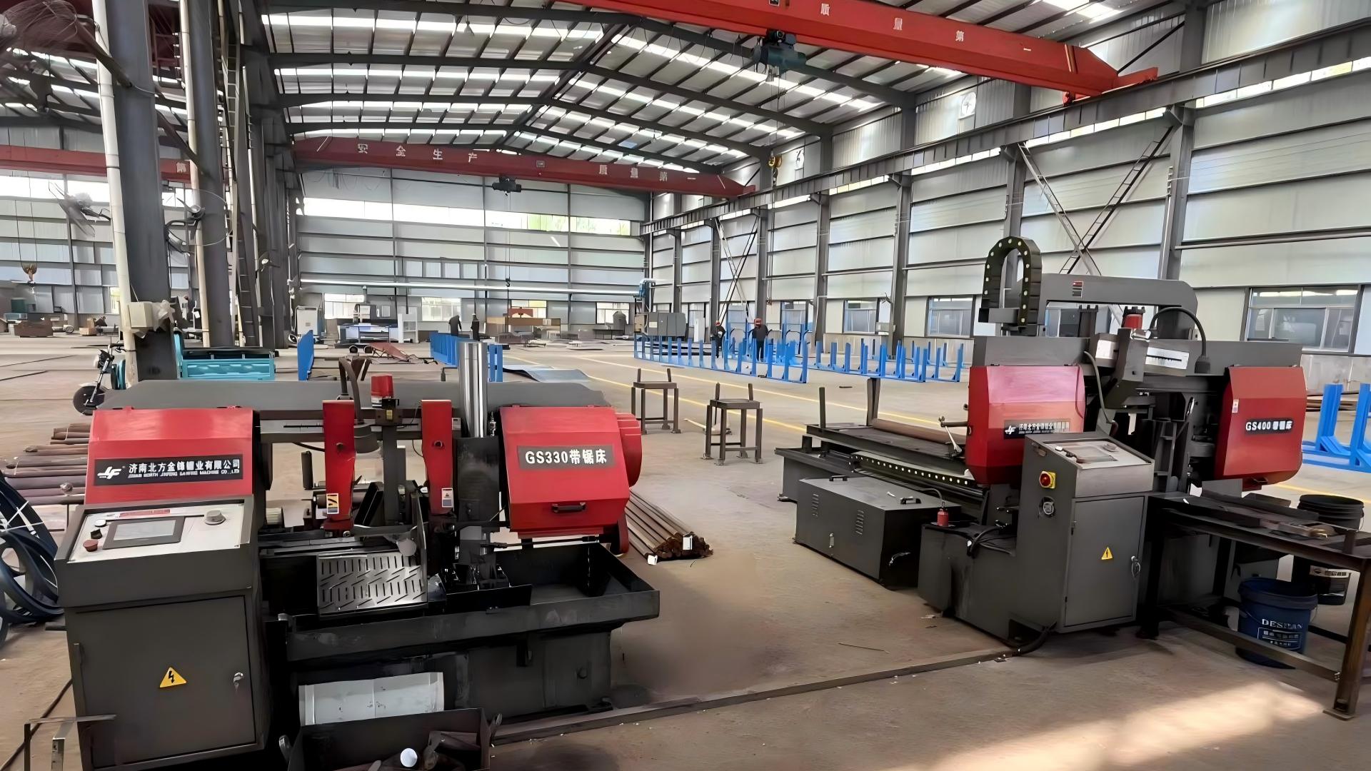 Máy bốc dỡ đá bên hông mỏ than