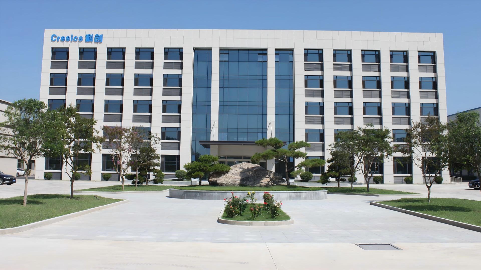 Máy bốc dỡ đá bên hông mỏ than